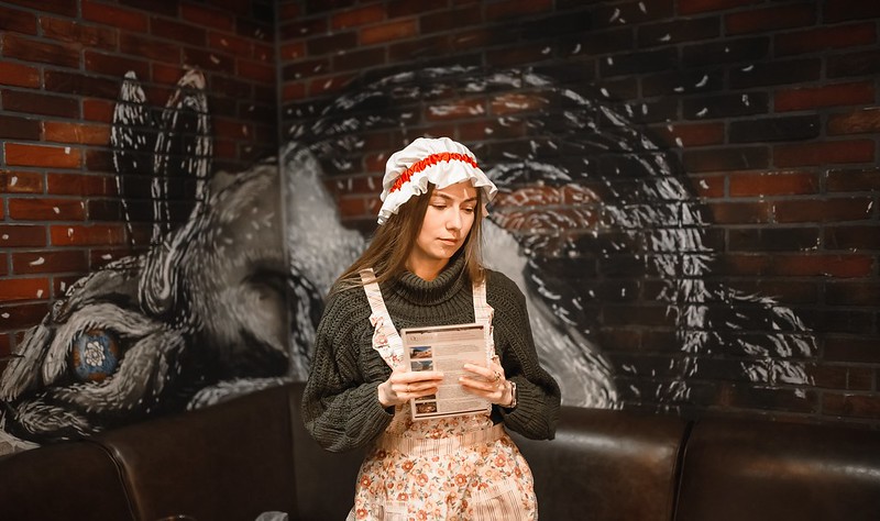 Выездные квесты на Международный женский день: организаторы проводят игру в школе Krasnodar